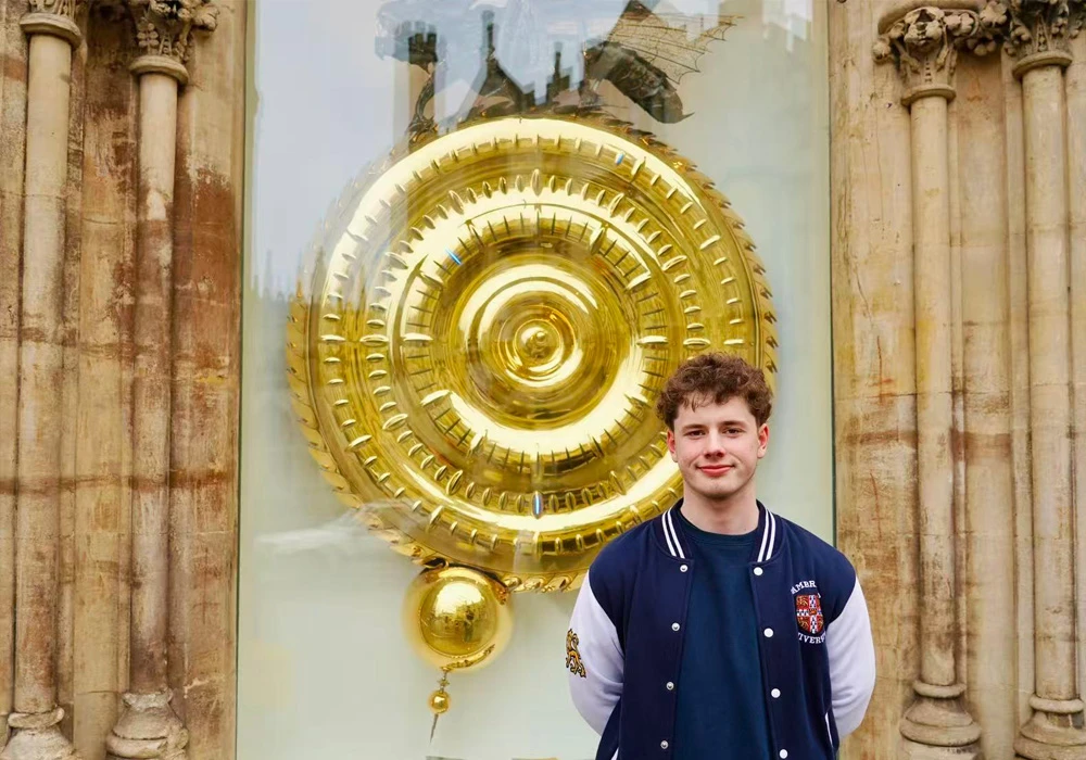 讲述由霍金揭幕的圣体钟